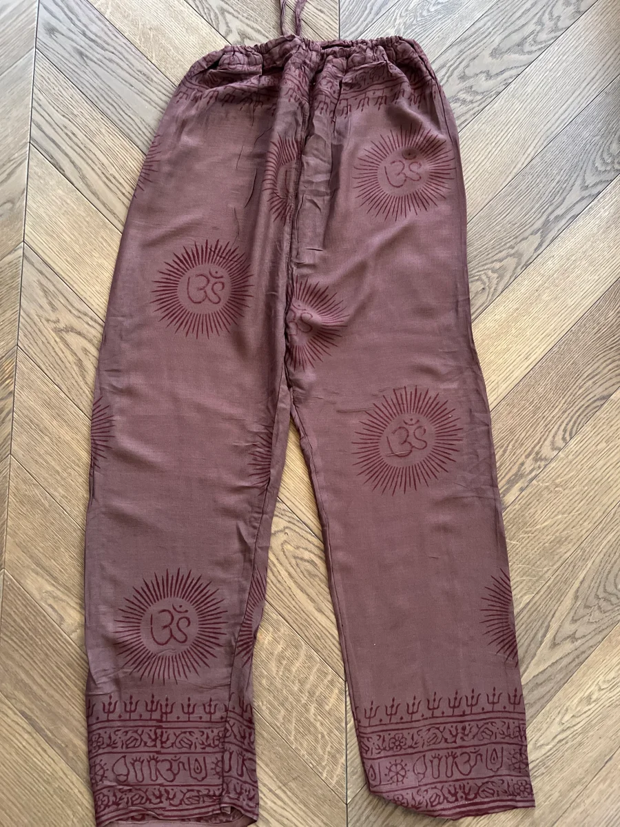 Our Manor- Pantalon fluide et fin marron à motifs – Image 7