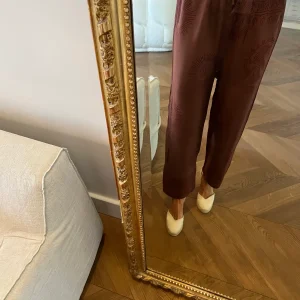 Our Manor- Pantalon fluide et fin marron à motifs