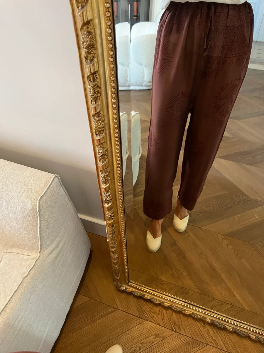 Our Manor- Pantalon fluide et fin marron à motifs – Image 2