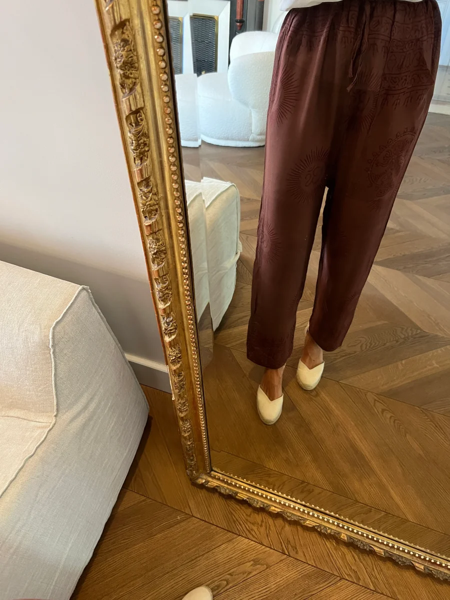 Our Manor- Pantalon fluide et fin marron à motifs – Image 3