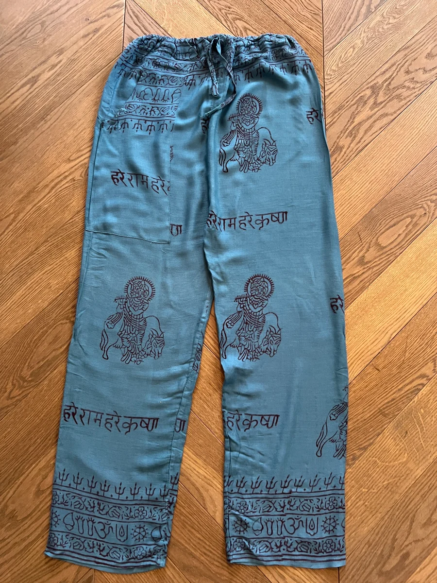 Our Manor- Pantalon fluide et fin bleu à motifs – Image 5