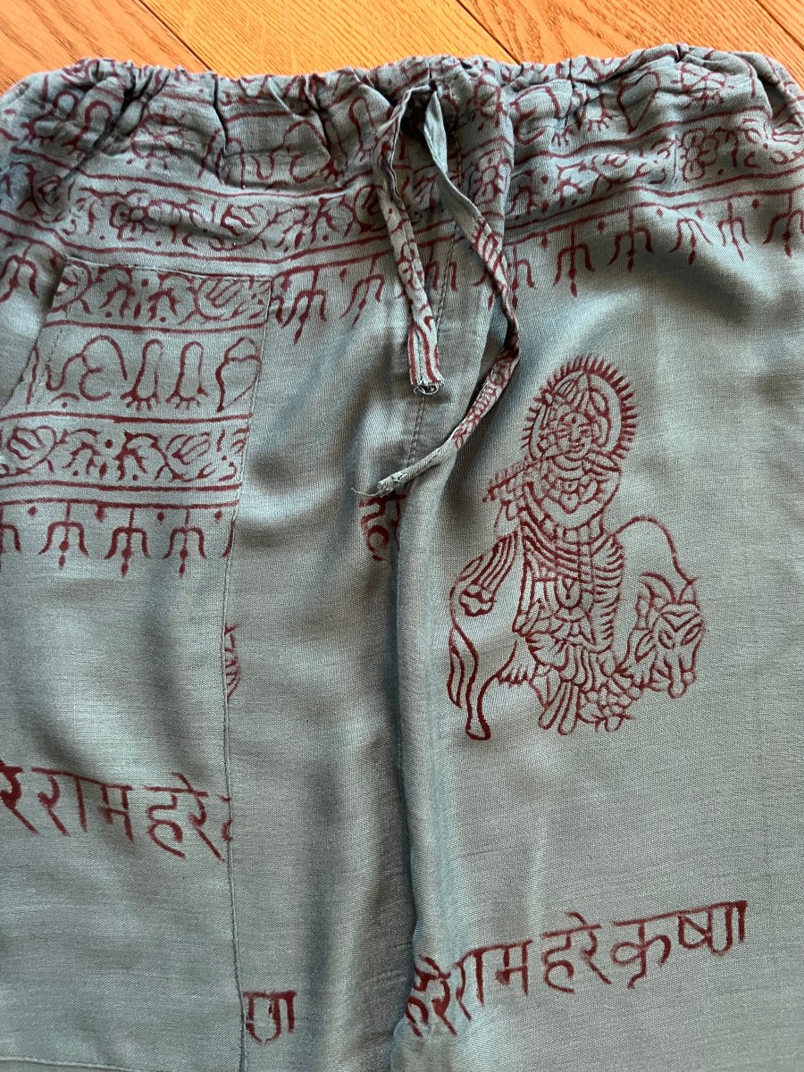 Our Manor- Pantalon fluide et fin bleu à motifs – Image 6