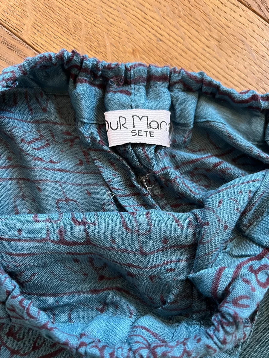 Our Manor- Pantalon fluide et fin bleu à motifs – Image 7