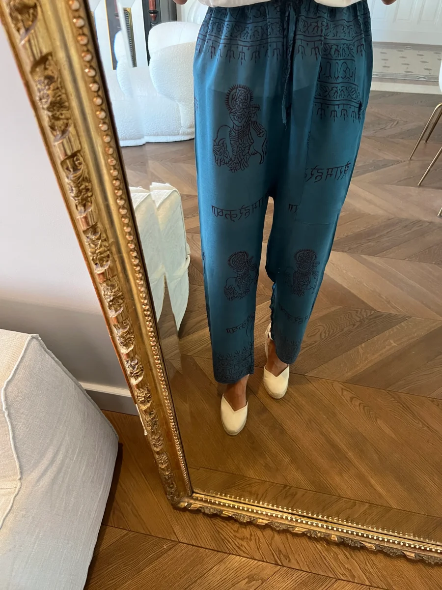 Our Manor- Pantalon fluide et fin bleu à motifs – Image 3