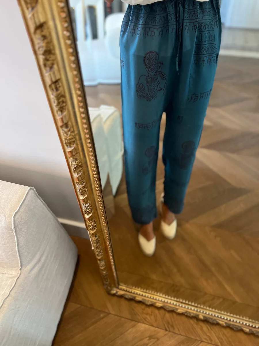 Our Manor- Pantalon fluide et fin bleu à motifs