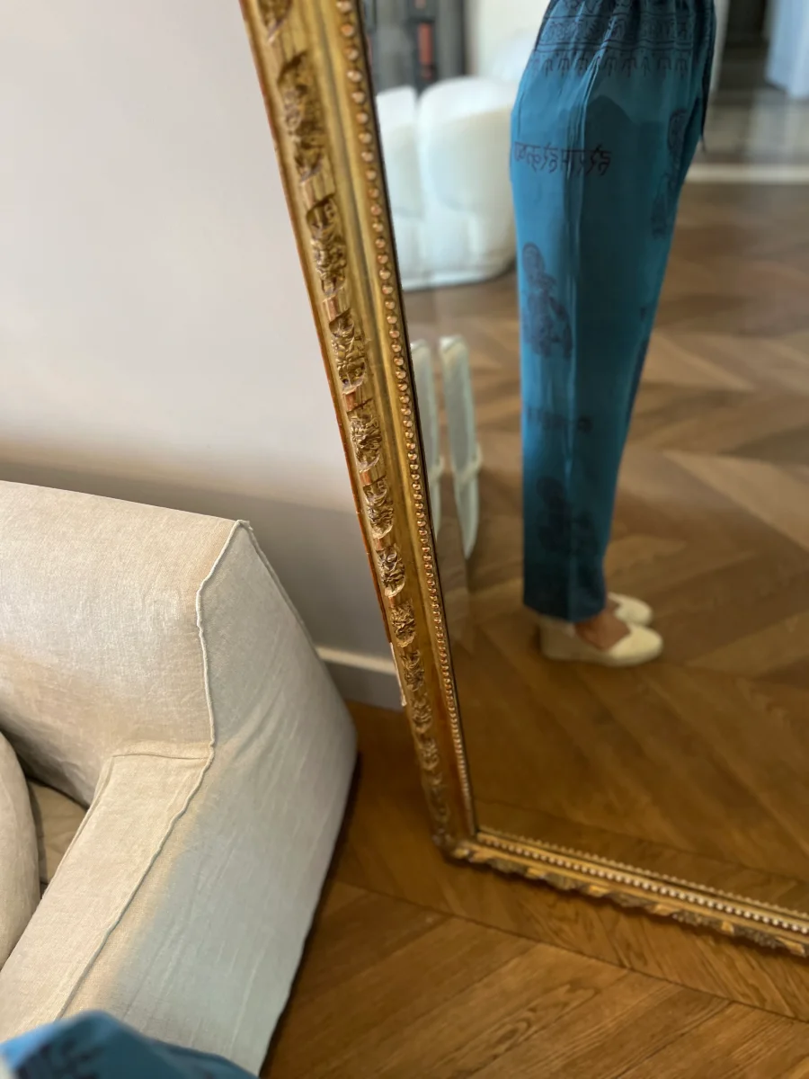 Our Manor- Pantalon fluide et fin bleu à motifs – Image 4