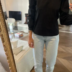 Stella&Suzie - Blouse noire épaules froufrous