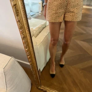 Short Zara à motifs orangés