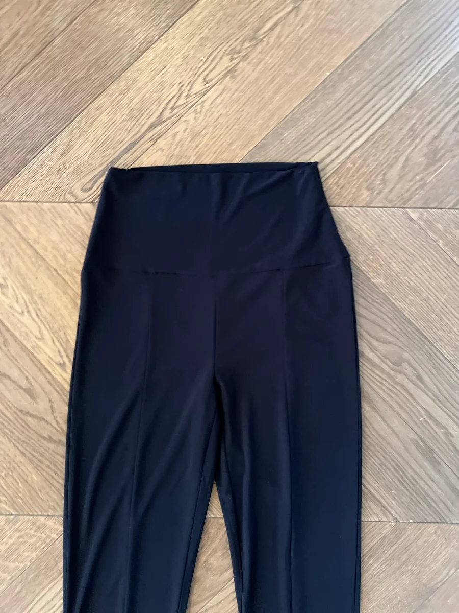 Pantalon Norma Kamali fluide noir – Image 6