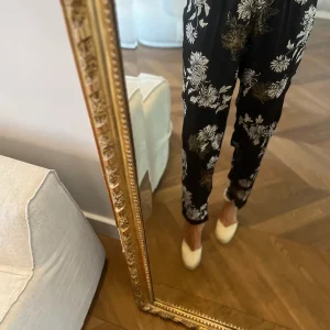 Topolina - Pantalon noir satiné à fleurs