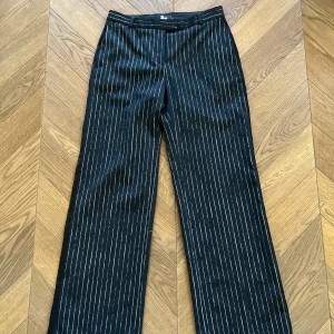 Malika Menard Pantalon tailleur The Kooples Neuf noir et rayures argentées