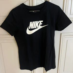 Nike - T-shirt noir logo blanc