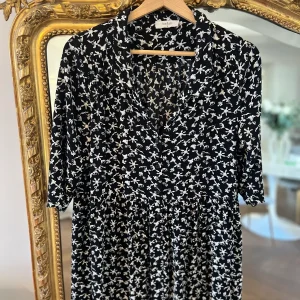 Robe Ba&sh noire à motifs à blancs