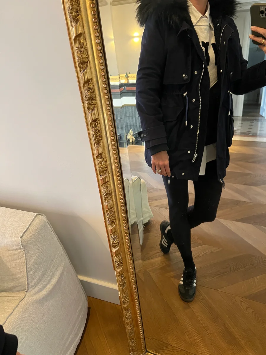 Manteau Claudie Pierlot bleu marine capuche fourrure – Image 2