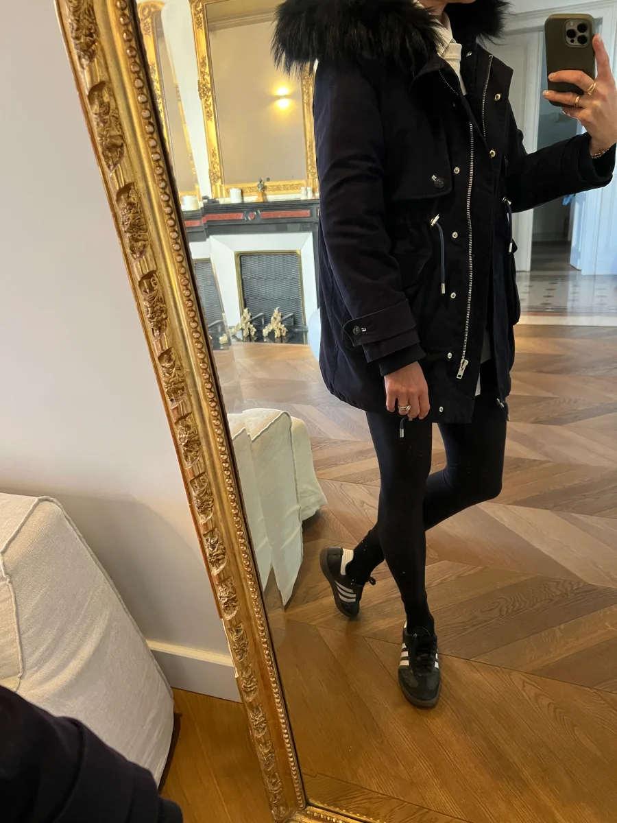 Manteau Claudie Pierlot bleu marine capuche fourrure – Image 4