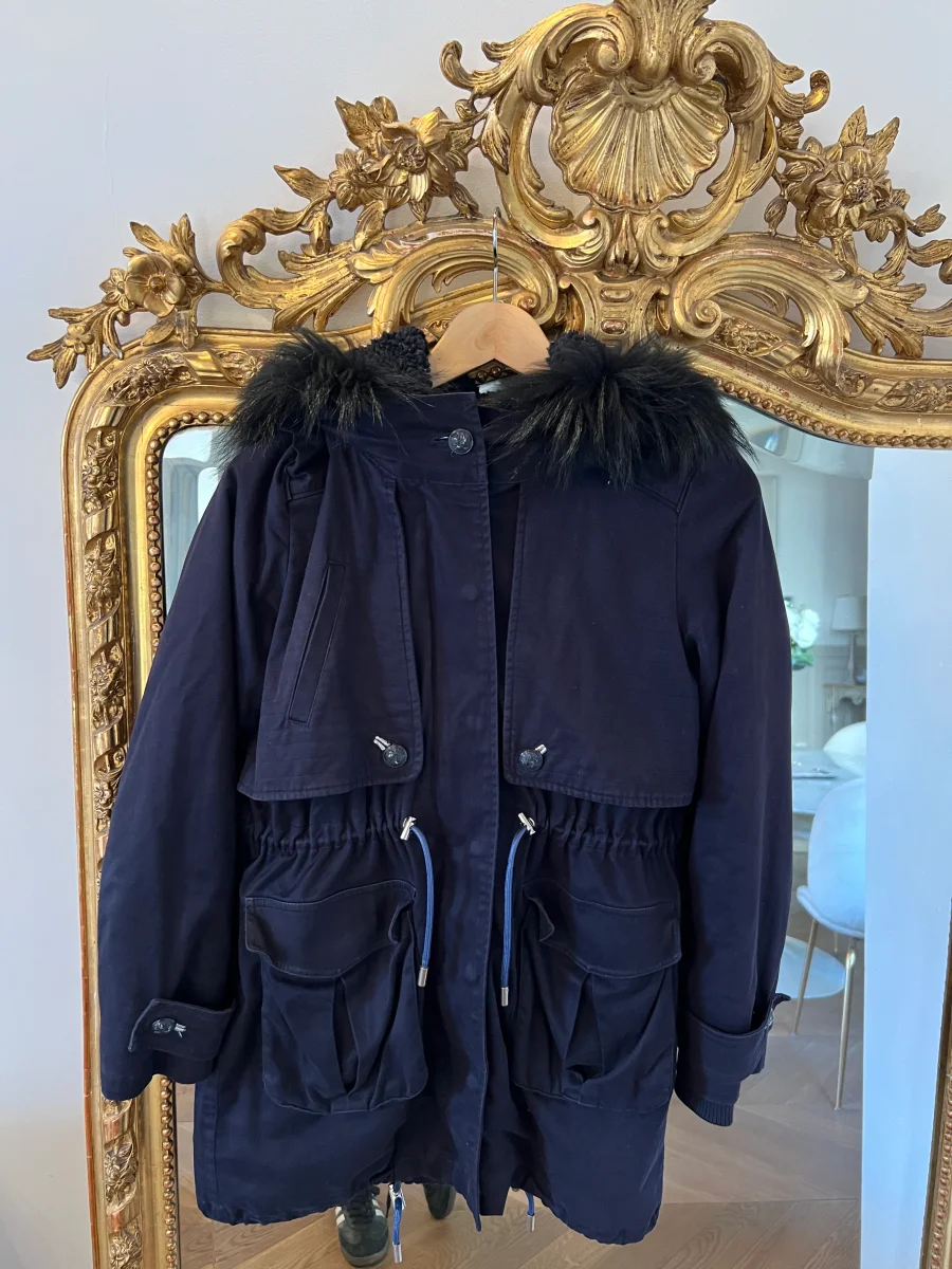 Manteau Claudie Pierlot bleu marine capuche fourrure – Image 5