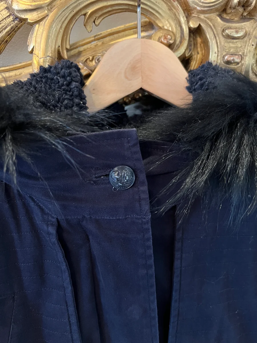 Manteau Claudie Pierlot bleu marine capuche fourrure – Image 6