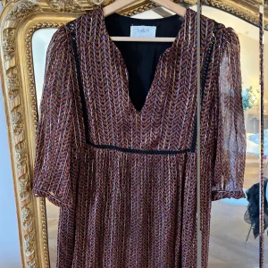 Robe Bash Willow à motifs liserets dorés