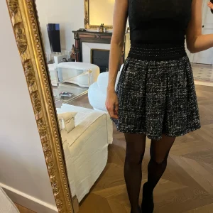 - Robe en tweed et dentelle