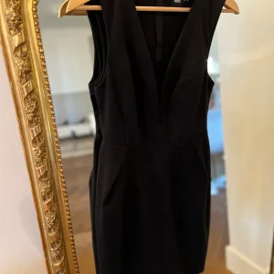 Robe Asos noire décolleté