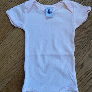 Body Petit Bateau rose pâle 1 mois