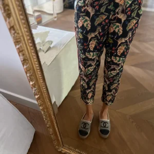 Zara - Pantalon noir à fleurs colorées