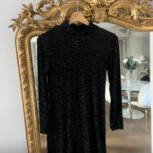 Mango - Robe noire velours col montant