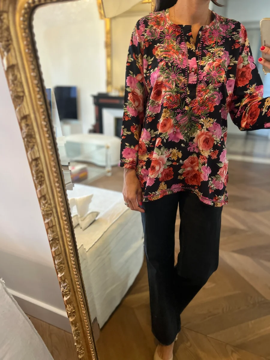 Our Manor - Blouse noire à fleurs colorées – Image 3