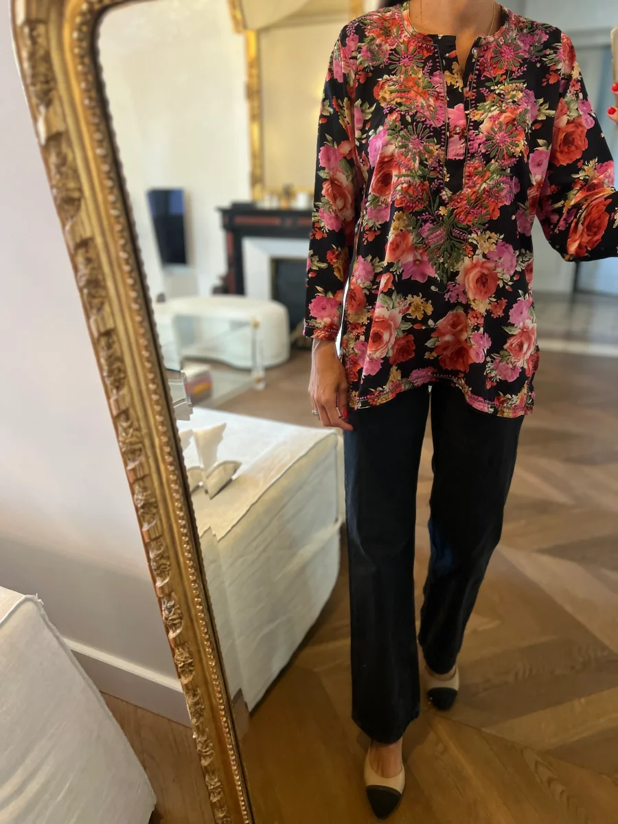 Our Manor - Blouse noire à fleurs colorées – Image 4
