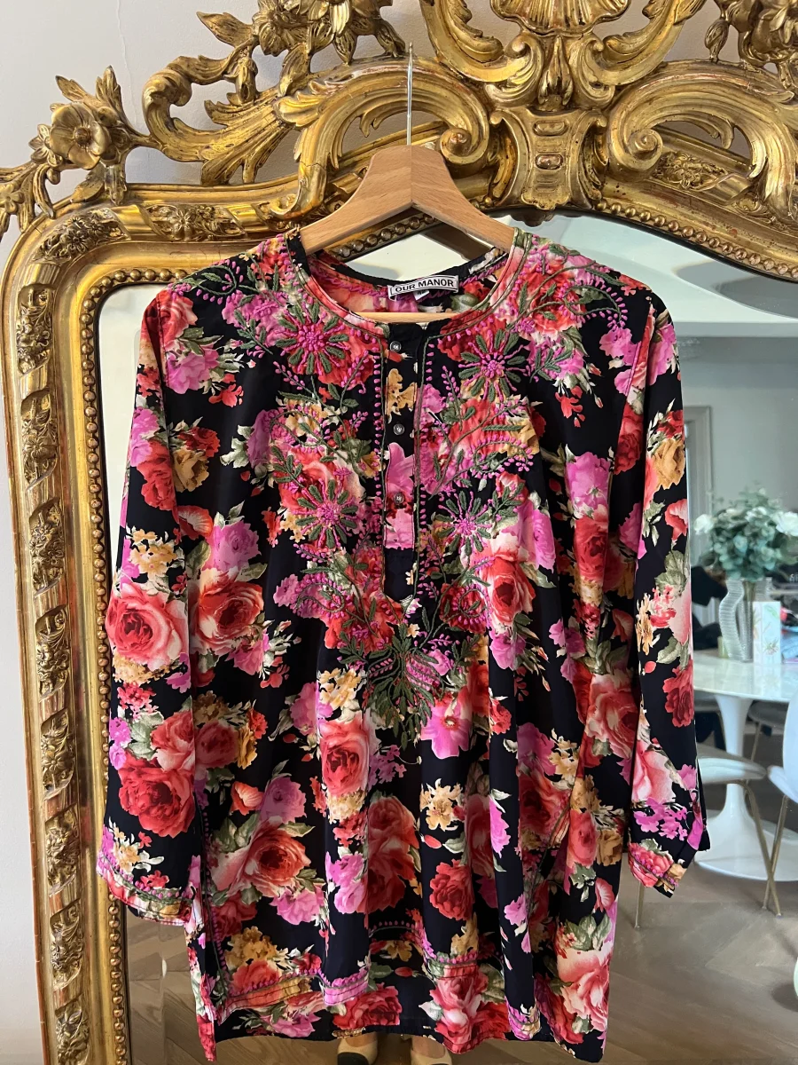 Our Manor - Blouse noire à fleurs colorées – Image 5