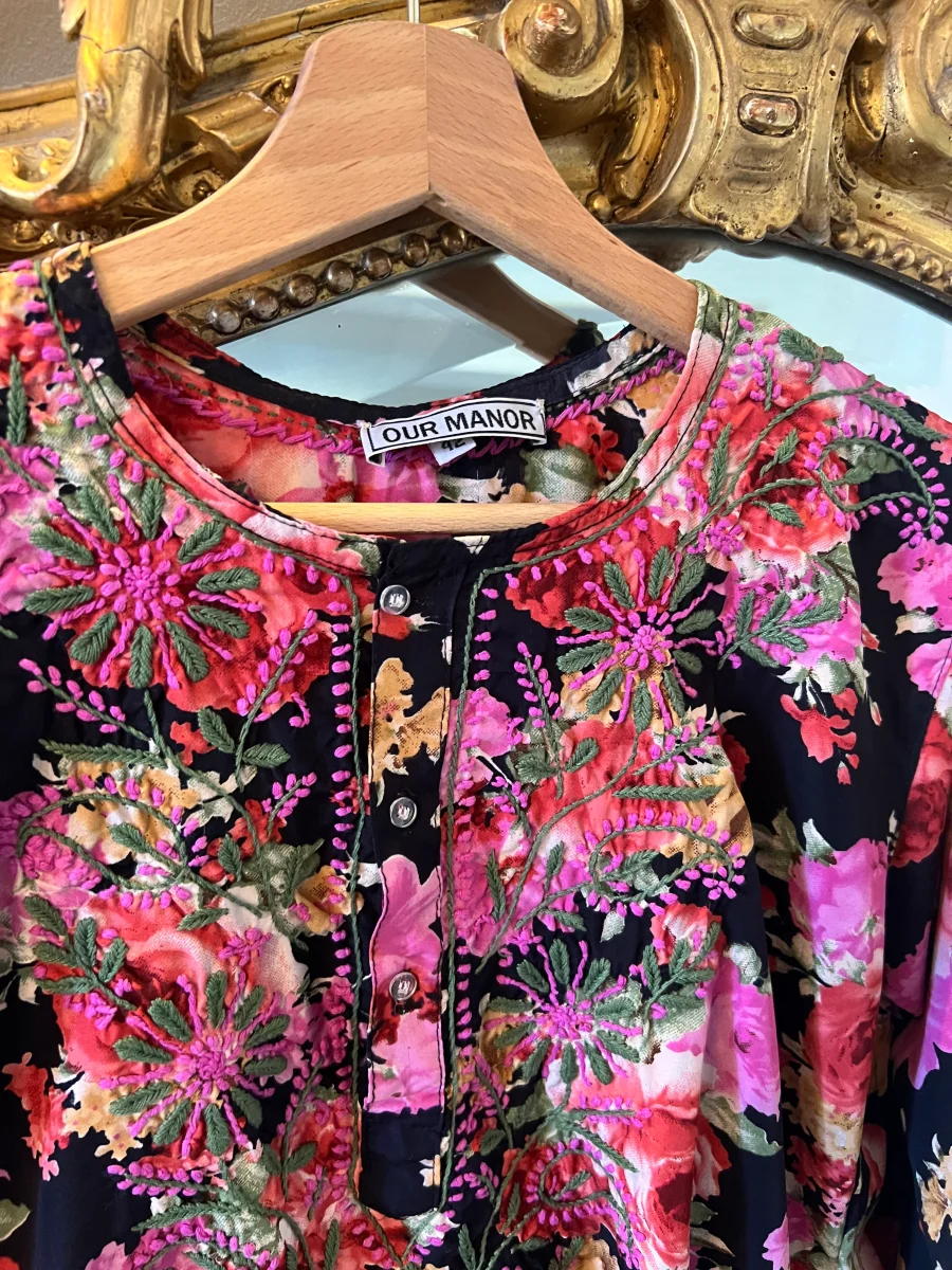 Our Manor - Blouse noire à fleurs colorées – Image 6