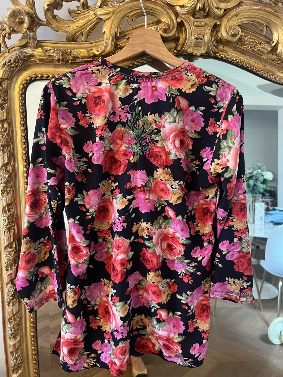 Our Manor - Blouse noire à fleurs colorées – Image 7