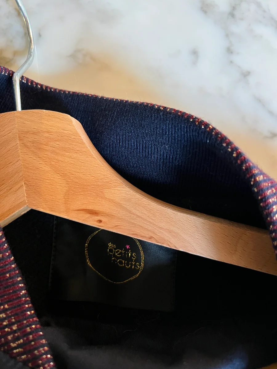 Manteau des Petits Hauts bleu marine col irisé – Image 9