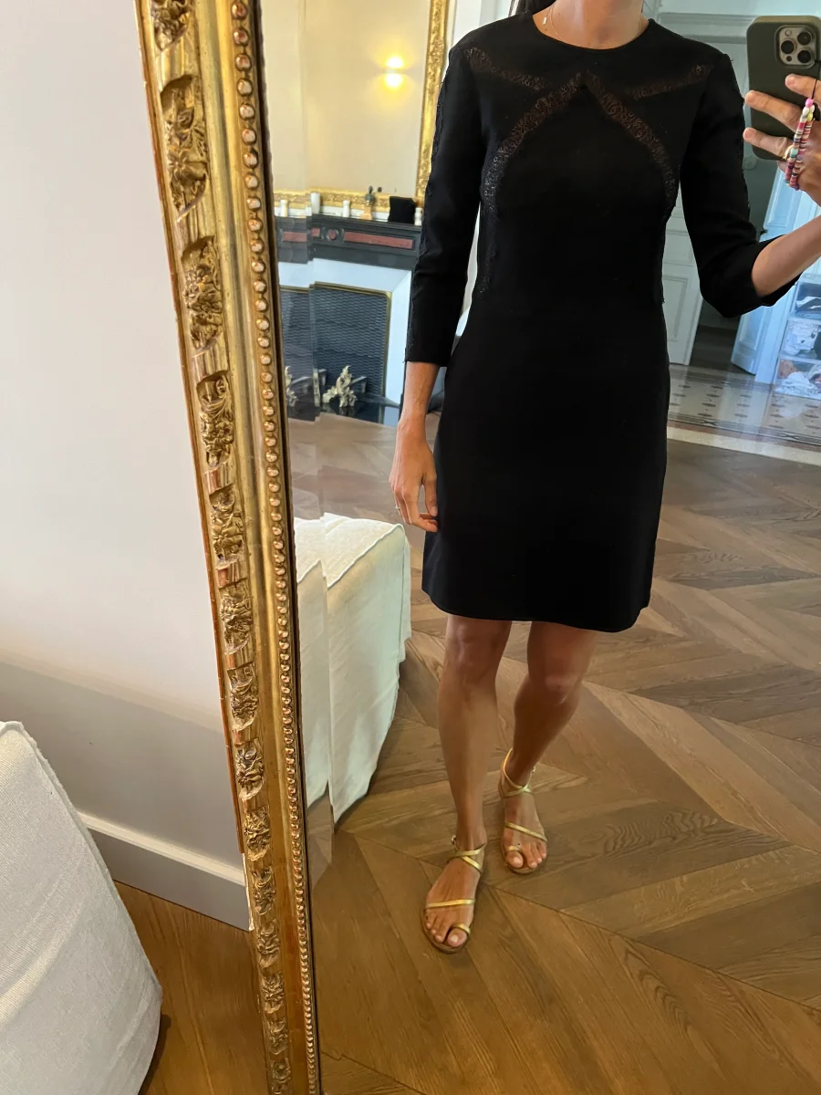 Robe Sandro noire droite en dentelle – Image 2