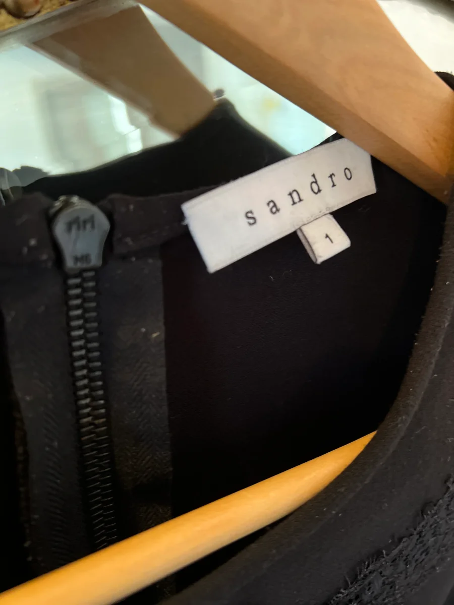 Robe Sandro noire droite en dentelle – Image 7