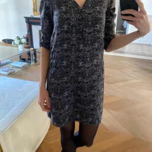 Robe à motifs Comptoir des Cotonniers grise et noire