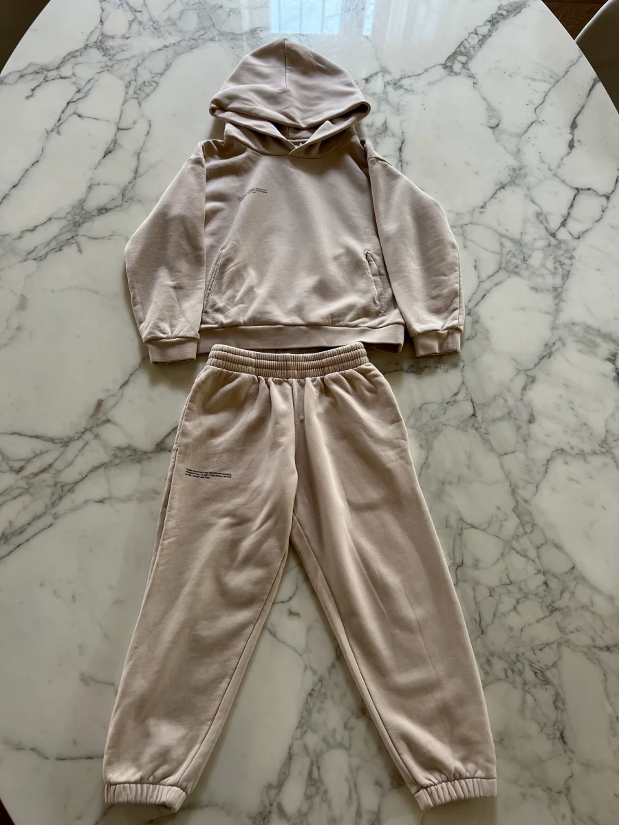 Aurianne Sinacola - Pangaia Survêtement beige – Image 3