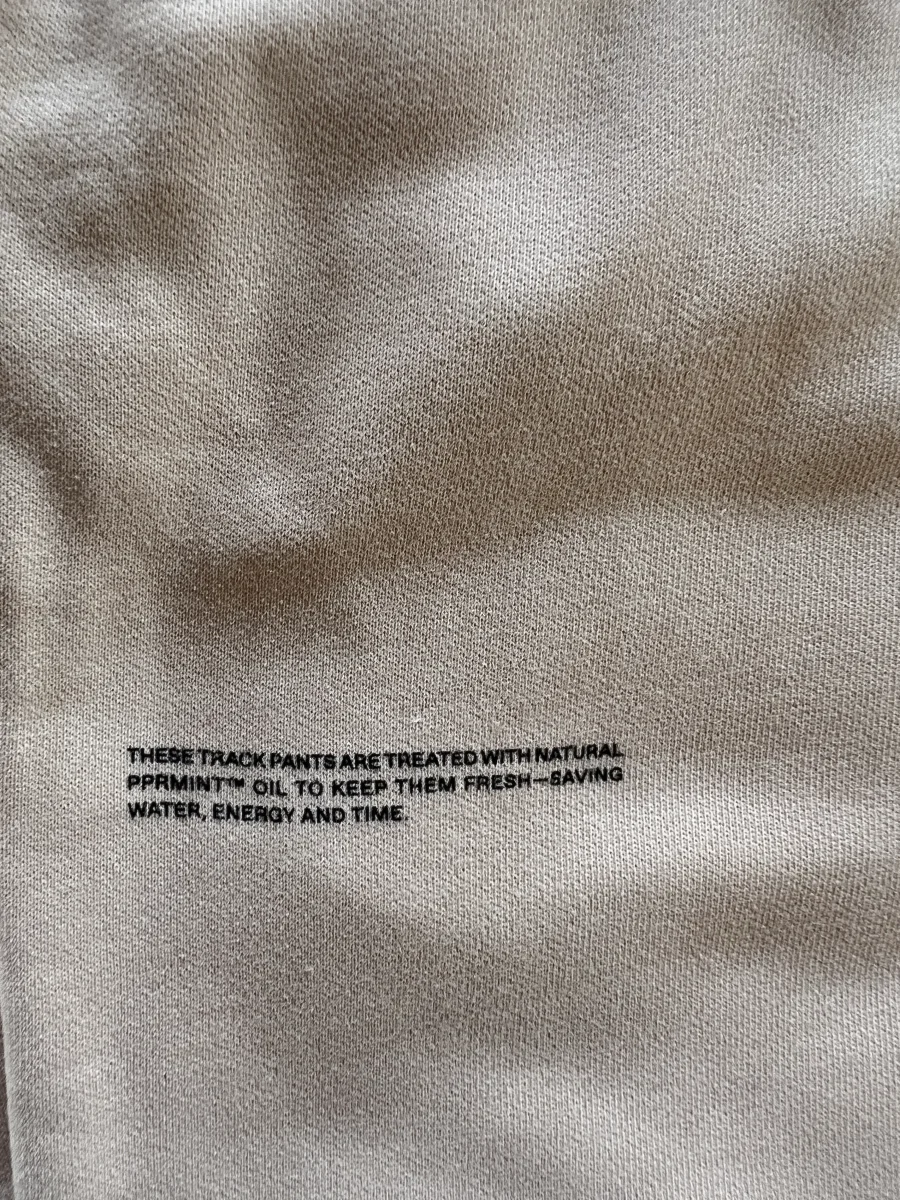 Aurianne Sinacola - Pangaia Survêtement beige – Image 5