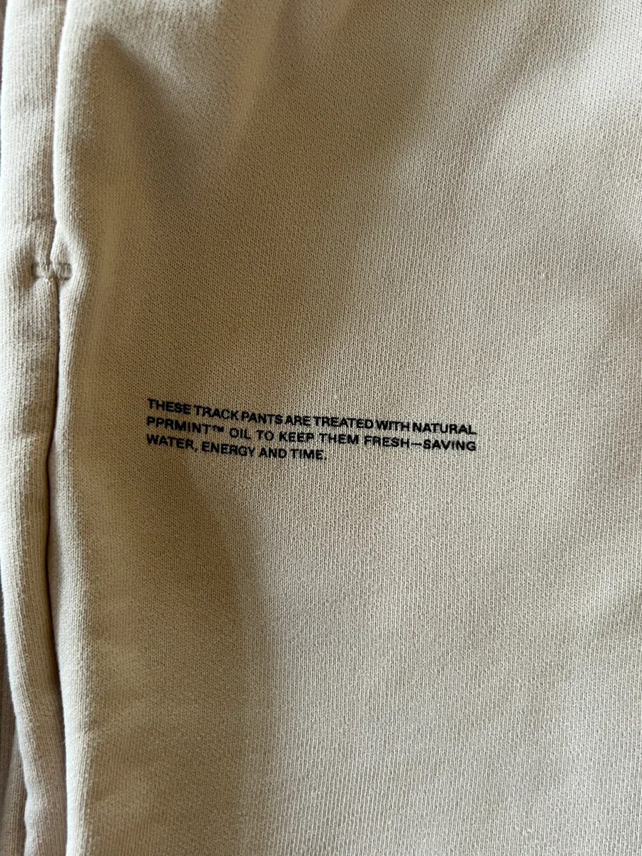 Aurianne Sinacola - Pangaia Survêtement beige – Image 8