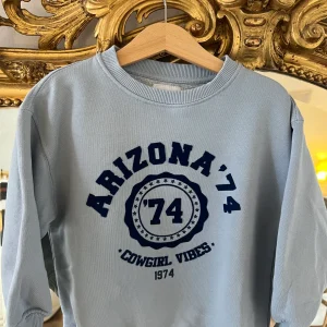 Aurianne Sinacola - Zara Sweat bleu ciel Arizona 74