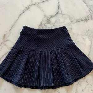 Aurianne Sinacola - H&M Jupe bleu marine à rayures fines T.5-6ans
