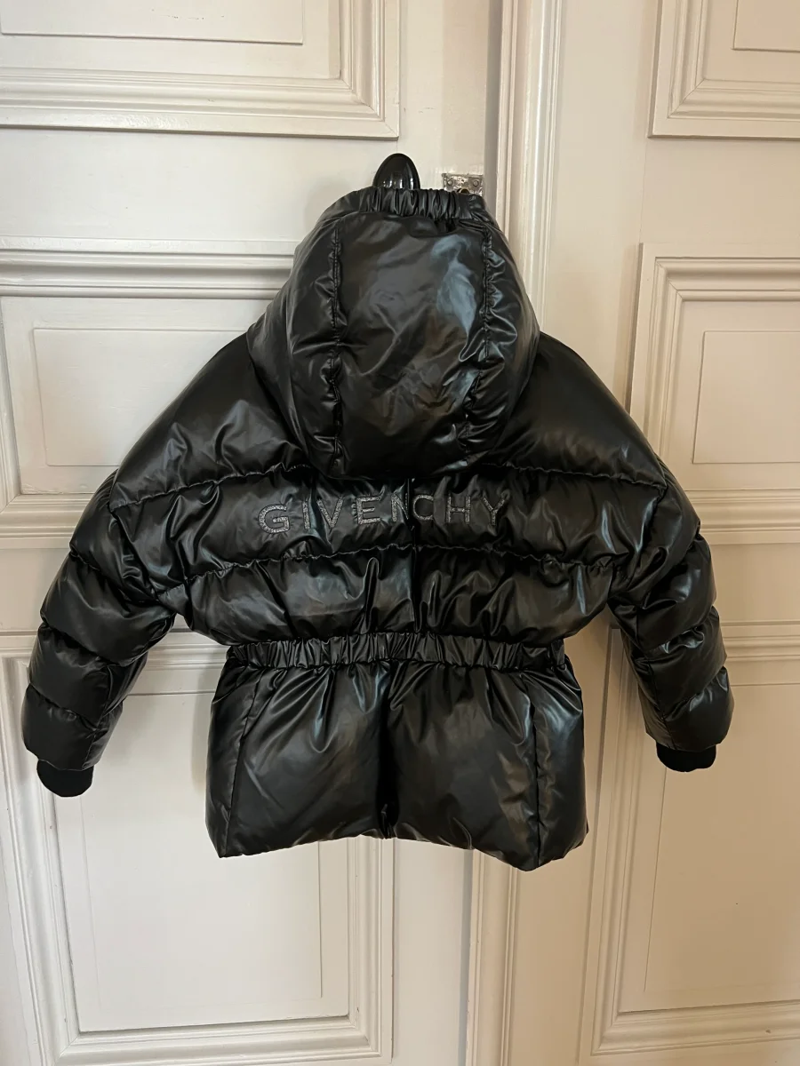 Aurianne Sinacola - Doudoune Givenchy noire brillante T.6 ans – Image 4