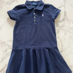 Aurianne Sinacola - Ralph Lauren Robe polo bleu marine T.5ans