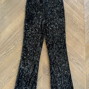 Aurianne Sinacola - Primark pantalon pailleté noir évasé