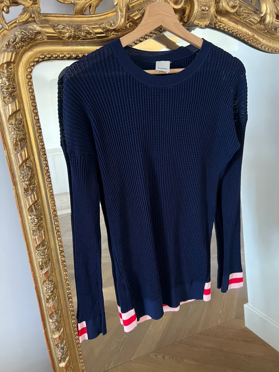 Aurianne Sinacola - Pinko Pull bleu marine bas rose en bande rouge – Image 5