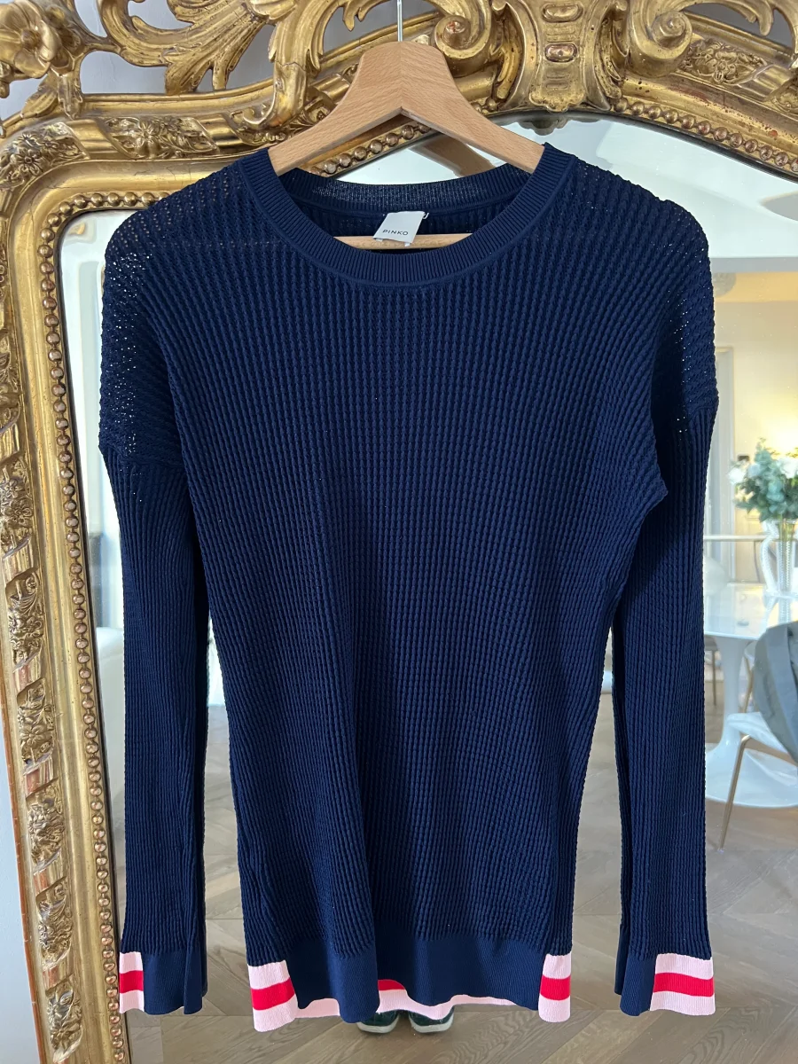 Aurianne Sinacola - Pinko Pull bleu marine bas rose en bande rouge – Image 4