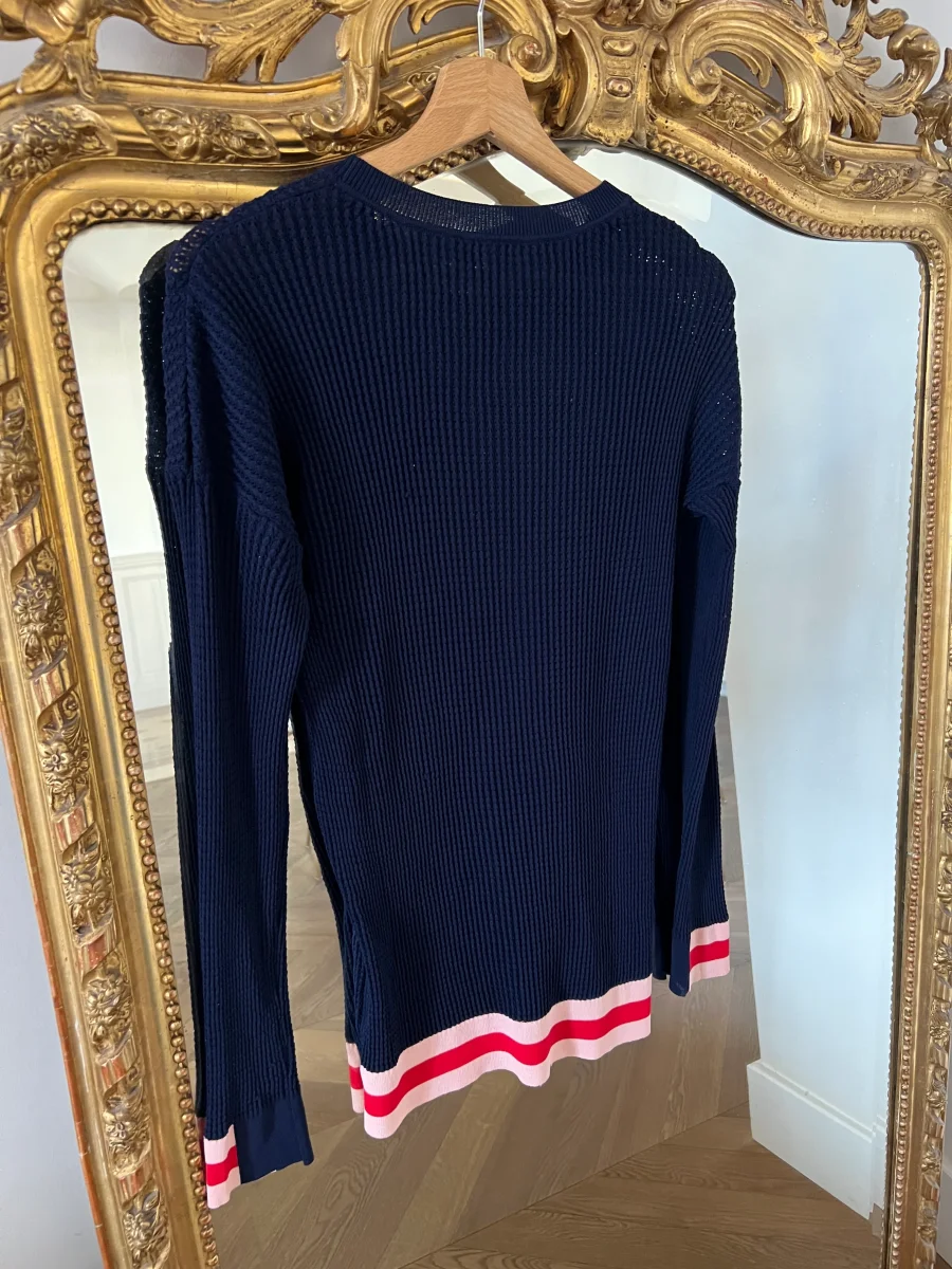 Aurianne Sinacola - Pinko Pull bleu marine bas rose en bande rouge – Image 6