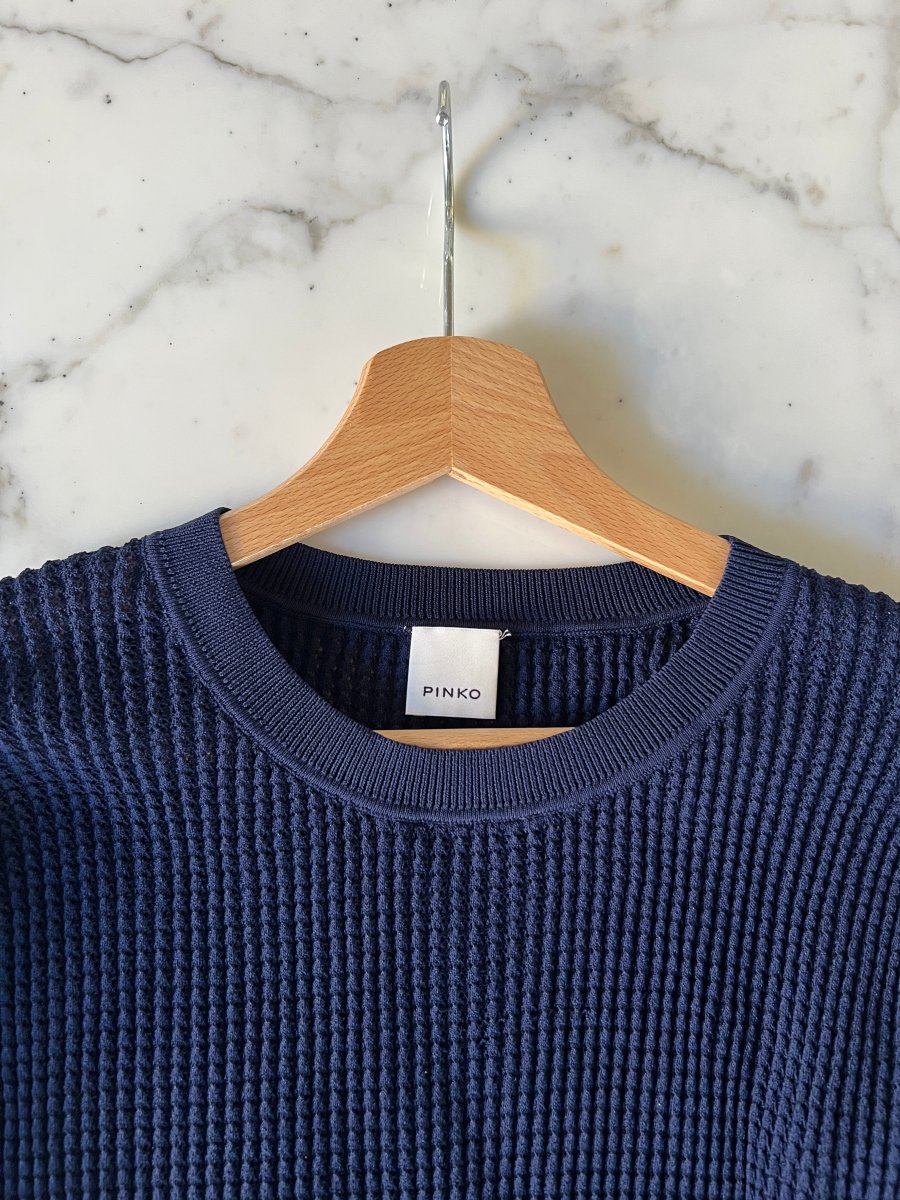 Aurianne Sinacola - Pinko Pull bleu marine bas rose en bande rouge – Image 7