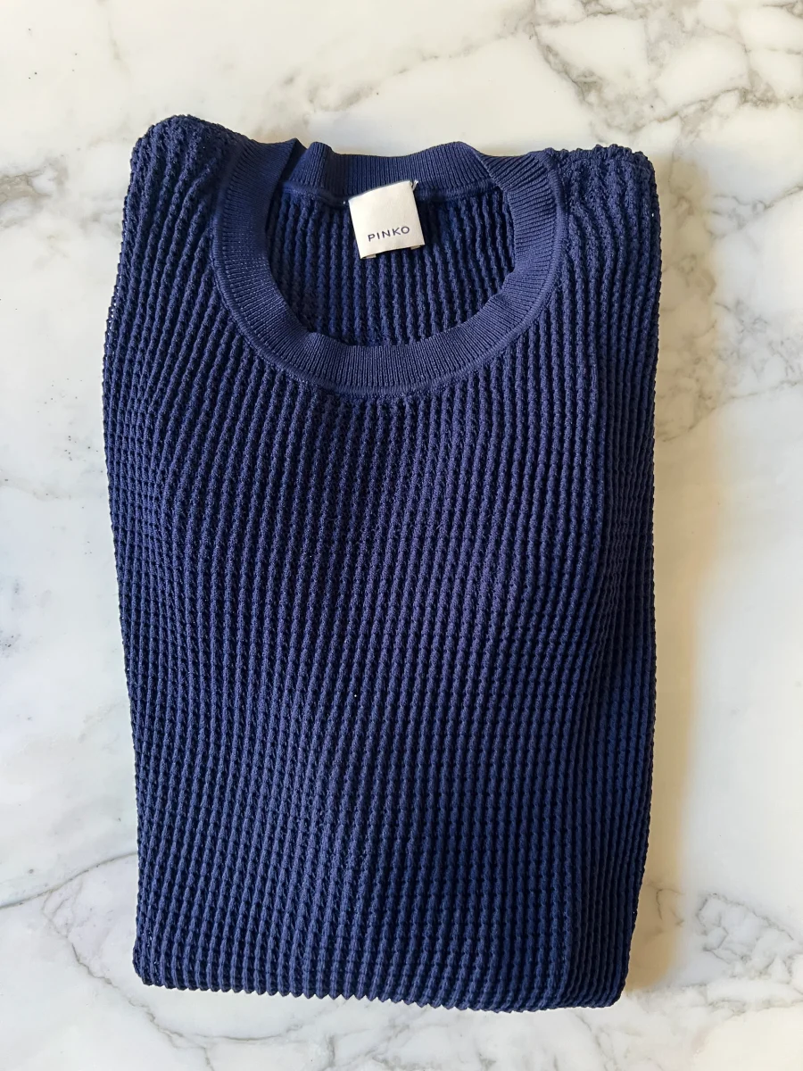 Aurianne Sinacola - Pinko Pull bleu marine bas rose en bande rouge – Image 8