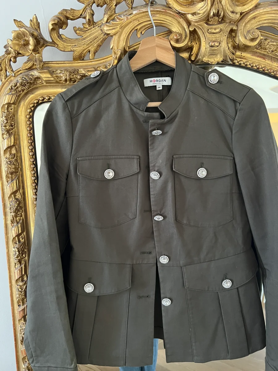 Aurianne Sinacola - Morgan Veste kaki boutons diamants – Image 5